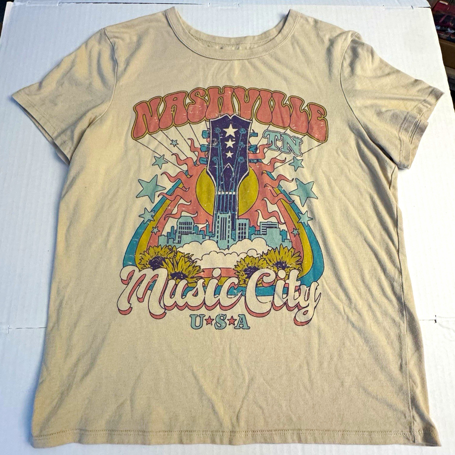 Zoe + Liv Women’s M Beige Nashville Music City USA Graphic Crew Neck Tee