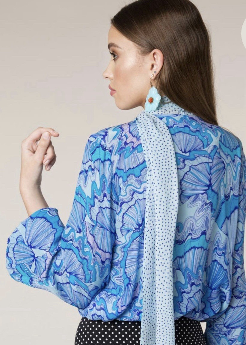 RIXO LONDON PSYCHEDELIC SHELL ANGIE TOP – PASTEL BLUE. Medium