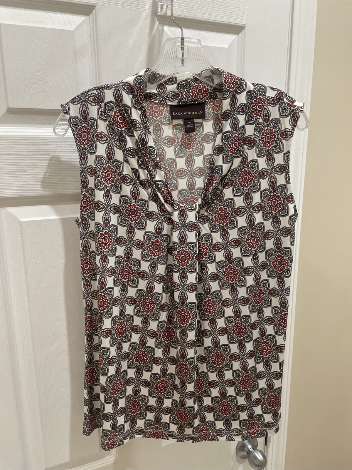 DANA BUCHMAN women SZ M sleeveless pretty white red black Blouse Stretch flowing
