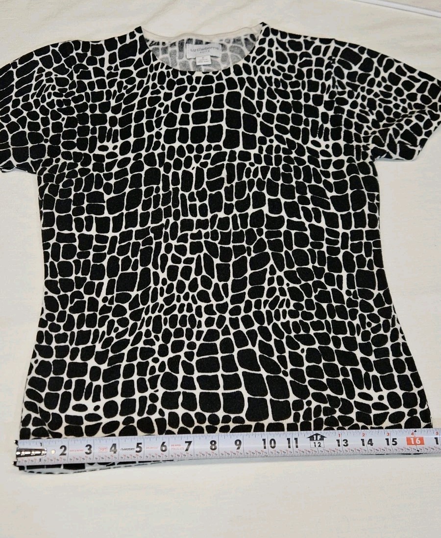 Liz Claiborne Croc Giraffe Print Sweater Top 6 M Black Off White Abstract Knit