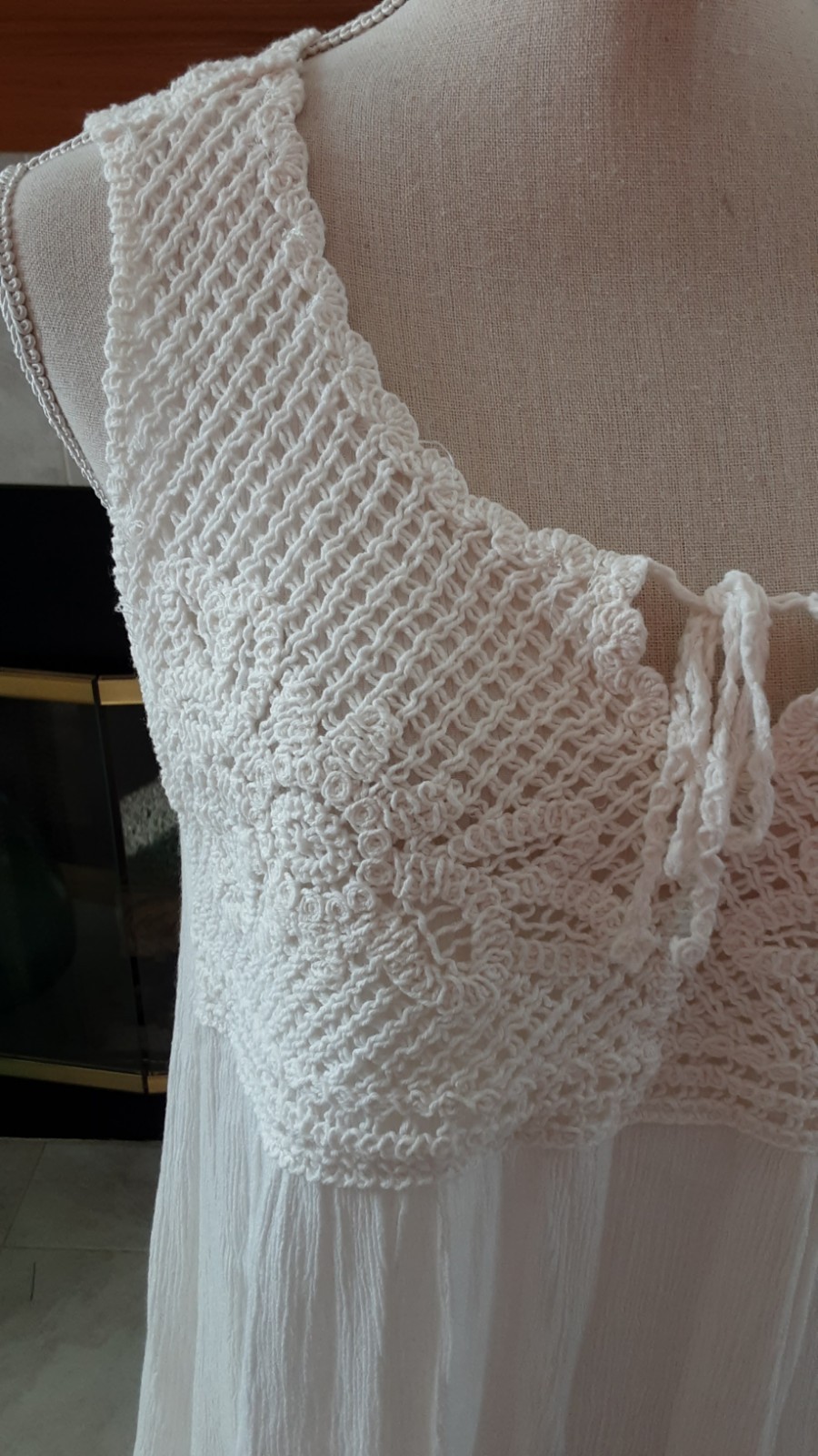 Mur Mur L Ivory Crochet Lace Embroidered Sleeveless Top 100% Rayon Scoop Neck