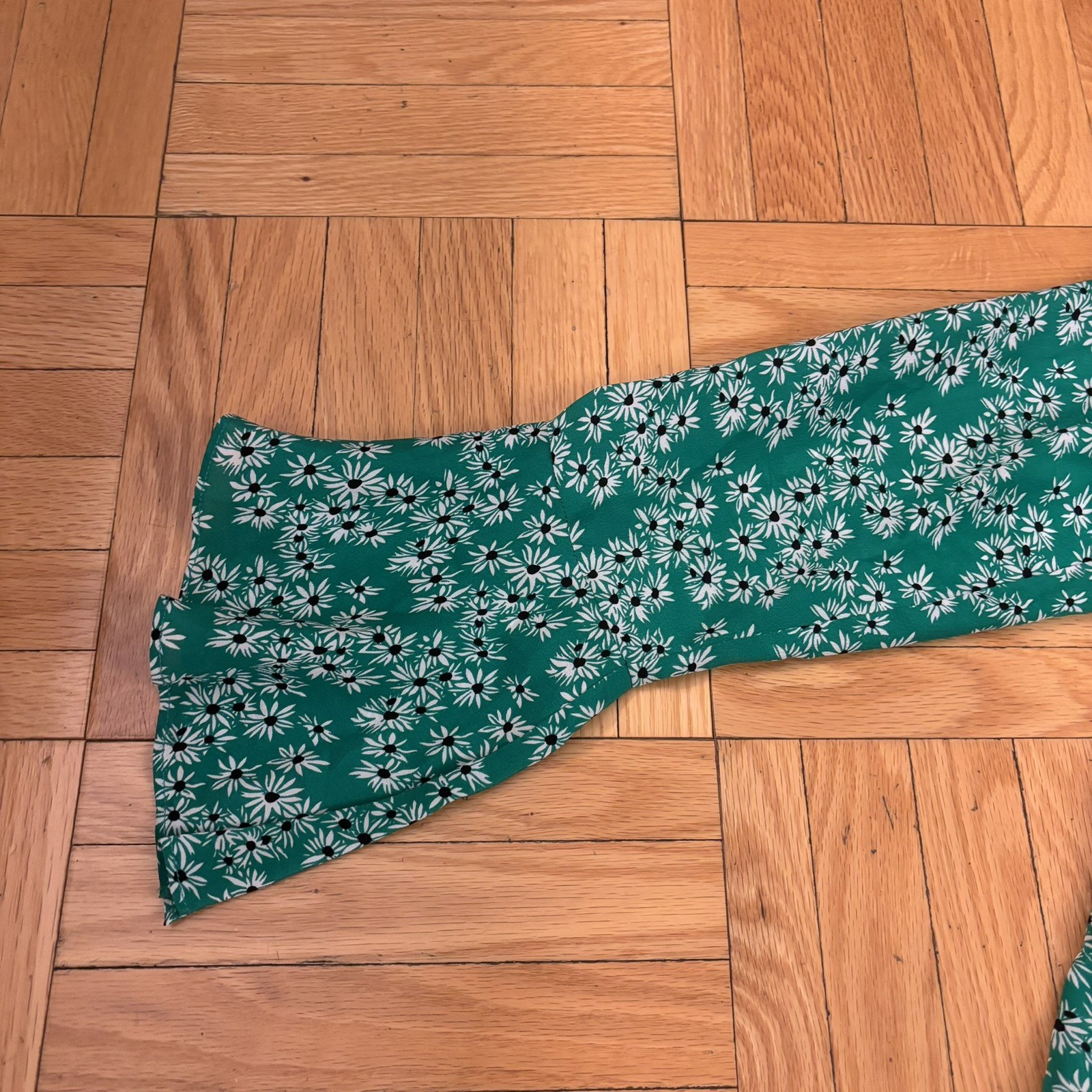 RIXO London Jane Ruffle Blouse 100% Silk Green Floral Flutter Sleeve Top Size M