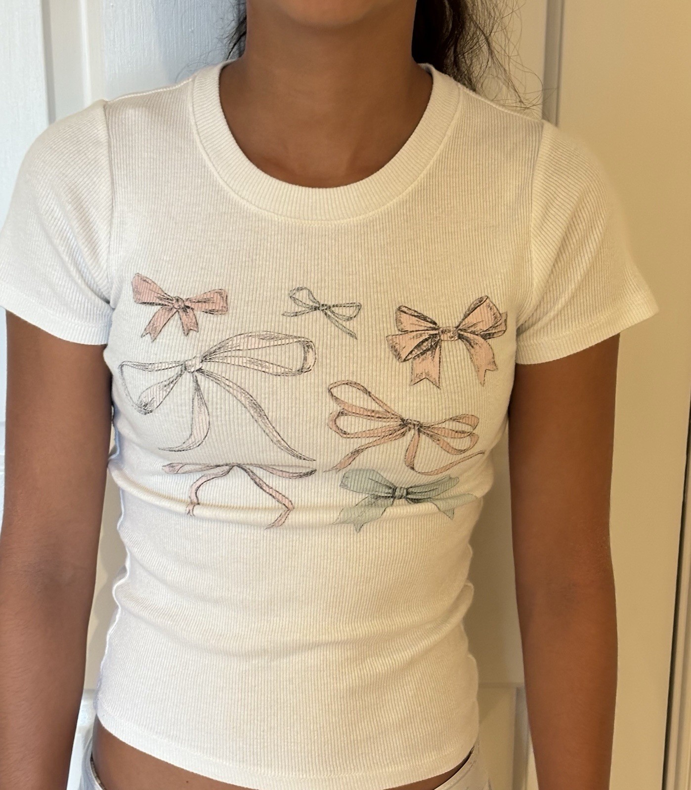 Hollister Women’s White Embroidered Bow T-Shirt Crew Neck Short Sleeve Size S