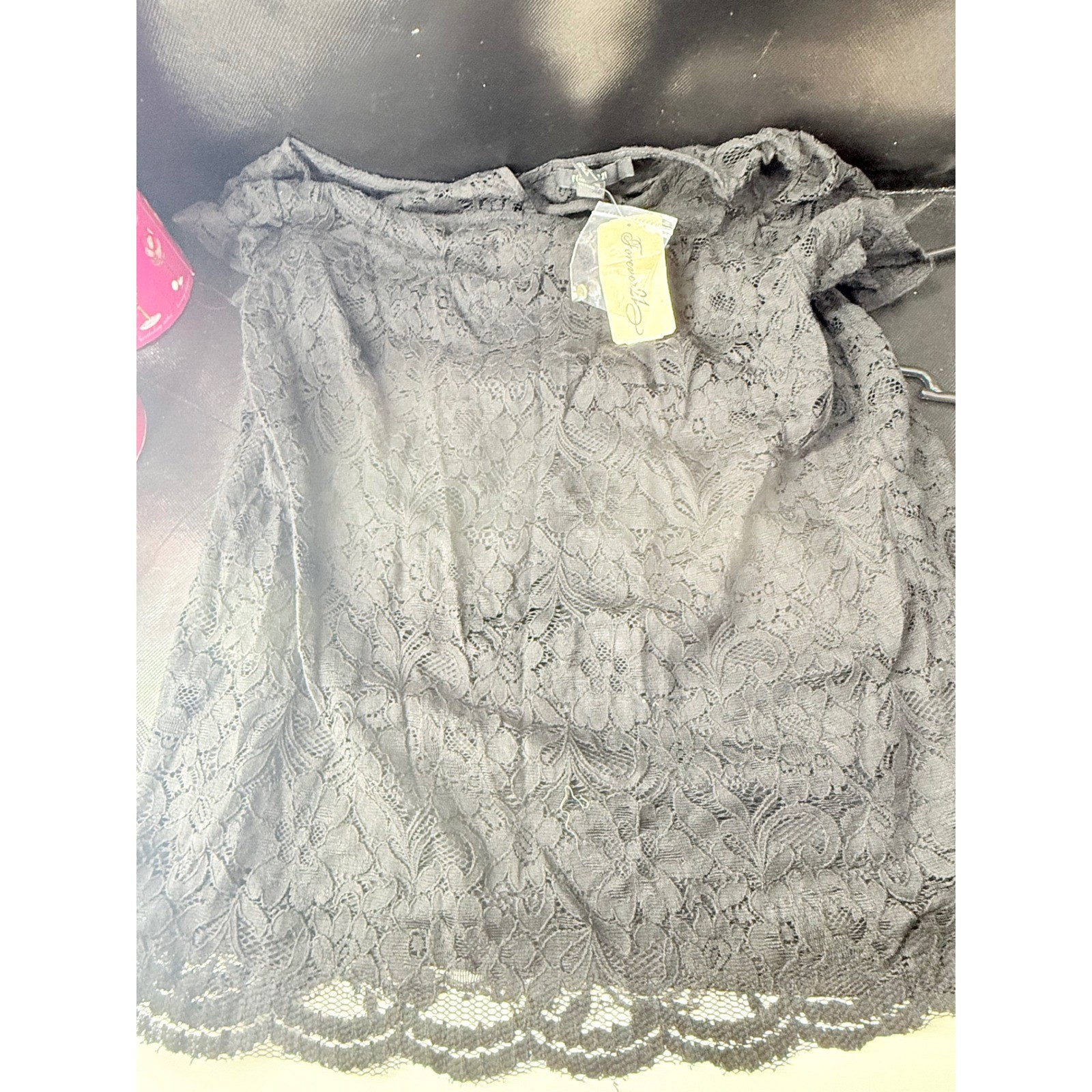 Forever 21 Black Floral Lace Cap Sleeve Top Keyhole Back Scalloped Hem Small NWT