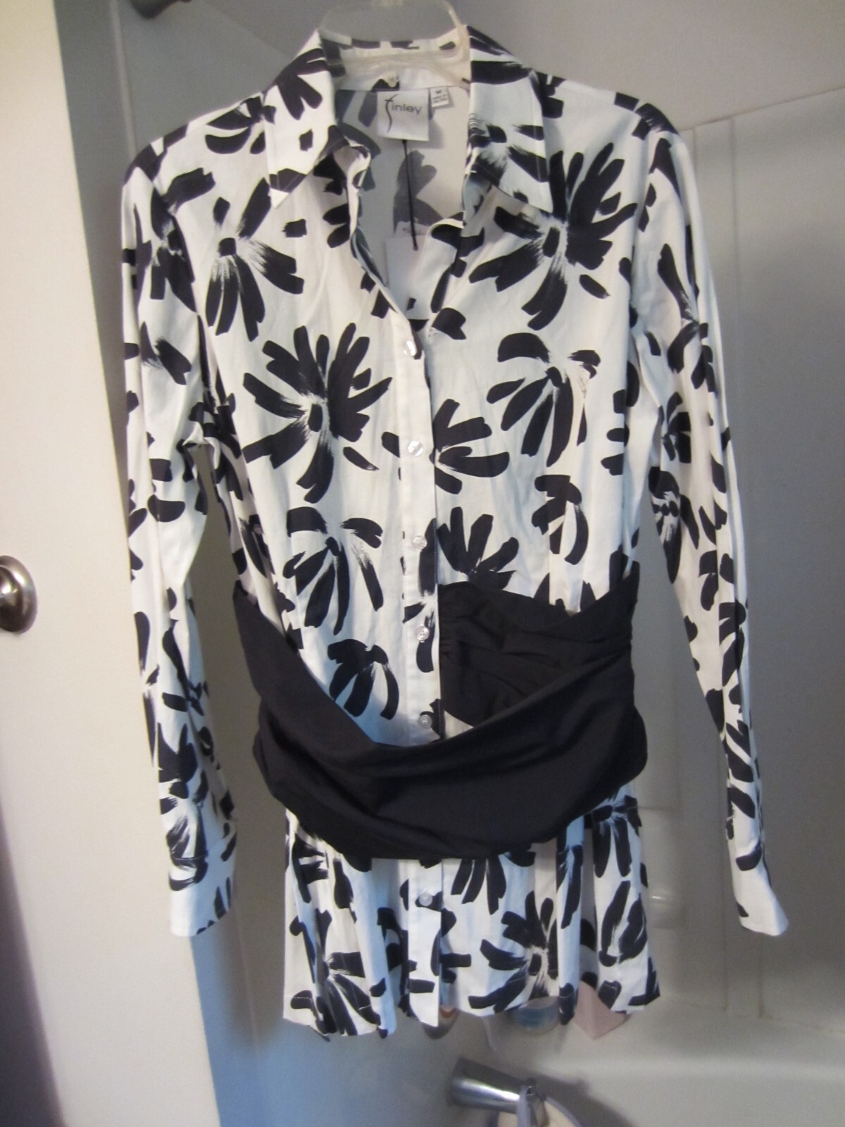 NWT women’s long sleeve shirt with waist sash Finley Size M white/black RET 260