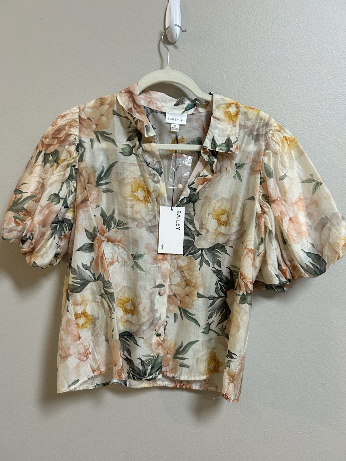NWT Bailey 44 Womens Medium Floral Puff Sleeve Button Front Blouse Peony Print