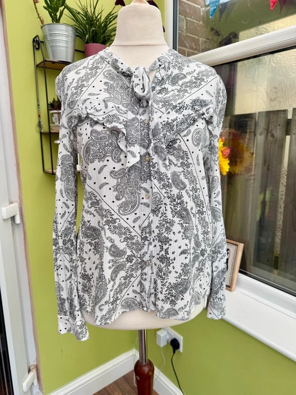 Stradivarius white black paisley blouse size M B4