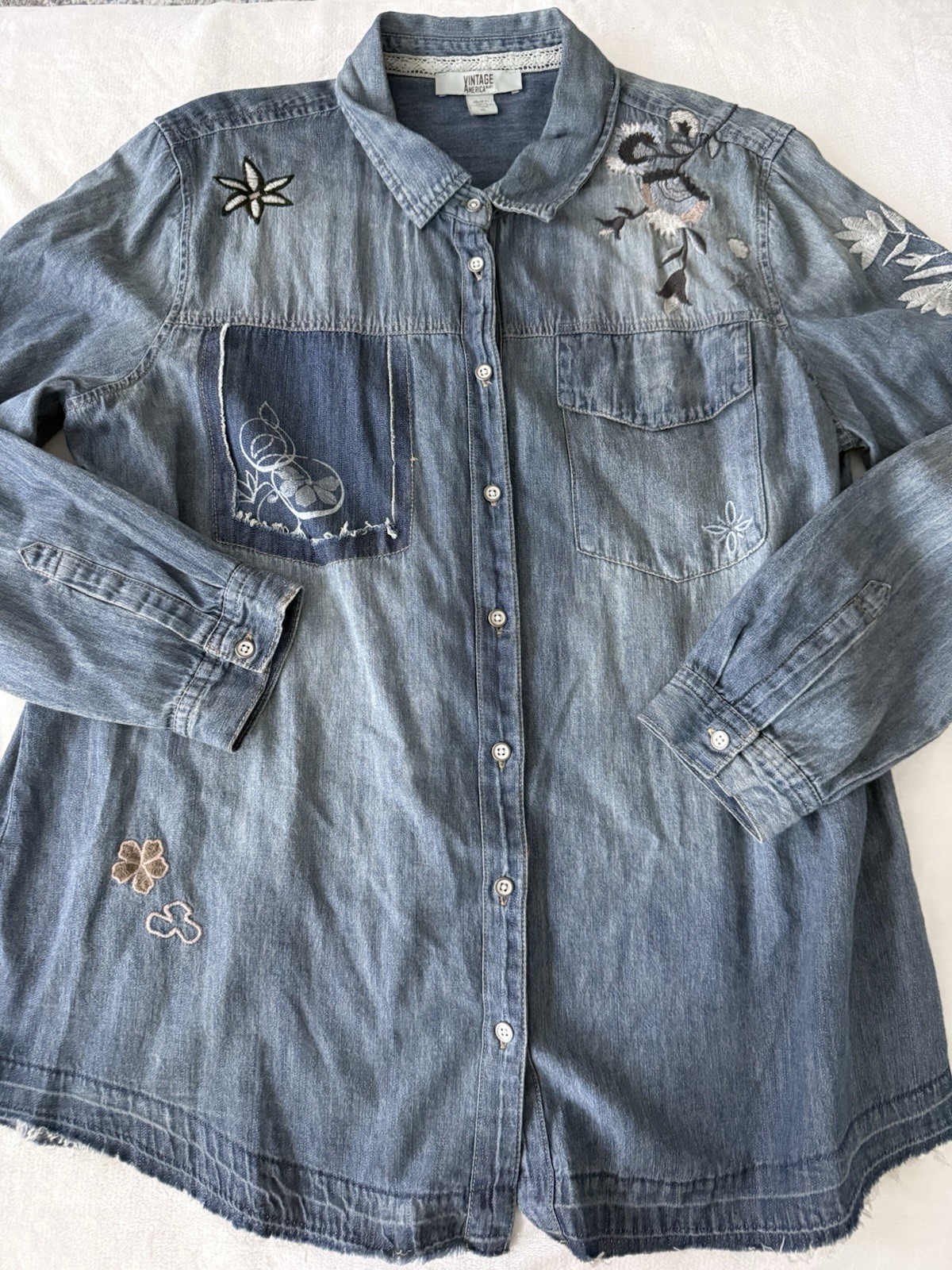Vintage America Blues women’s Hayden embroidered denim shirt features XL D98