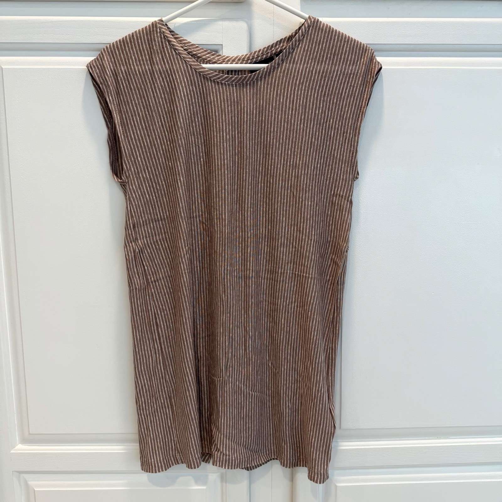 Tahari Womens M Sleeveless Linen Top Light Brown Creamy White Stripe Button Back
