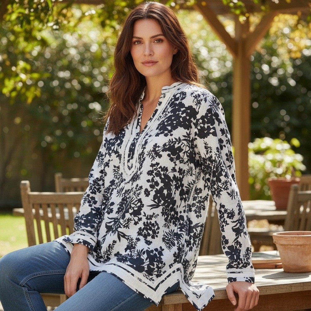 Malvin Blue and White Floral Linen Top size 8 navy blue and white