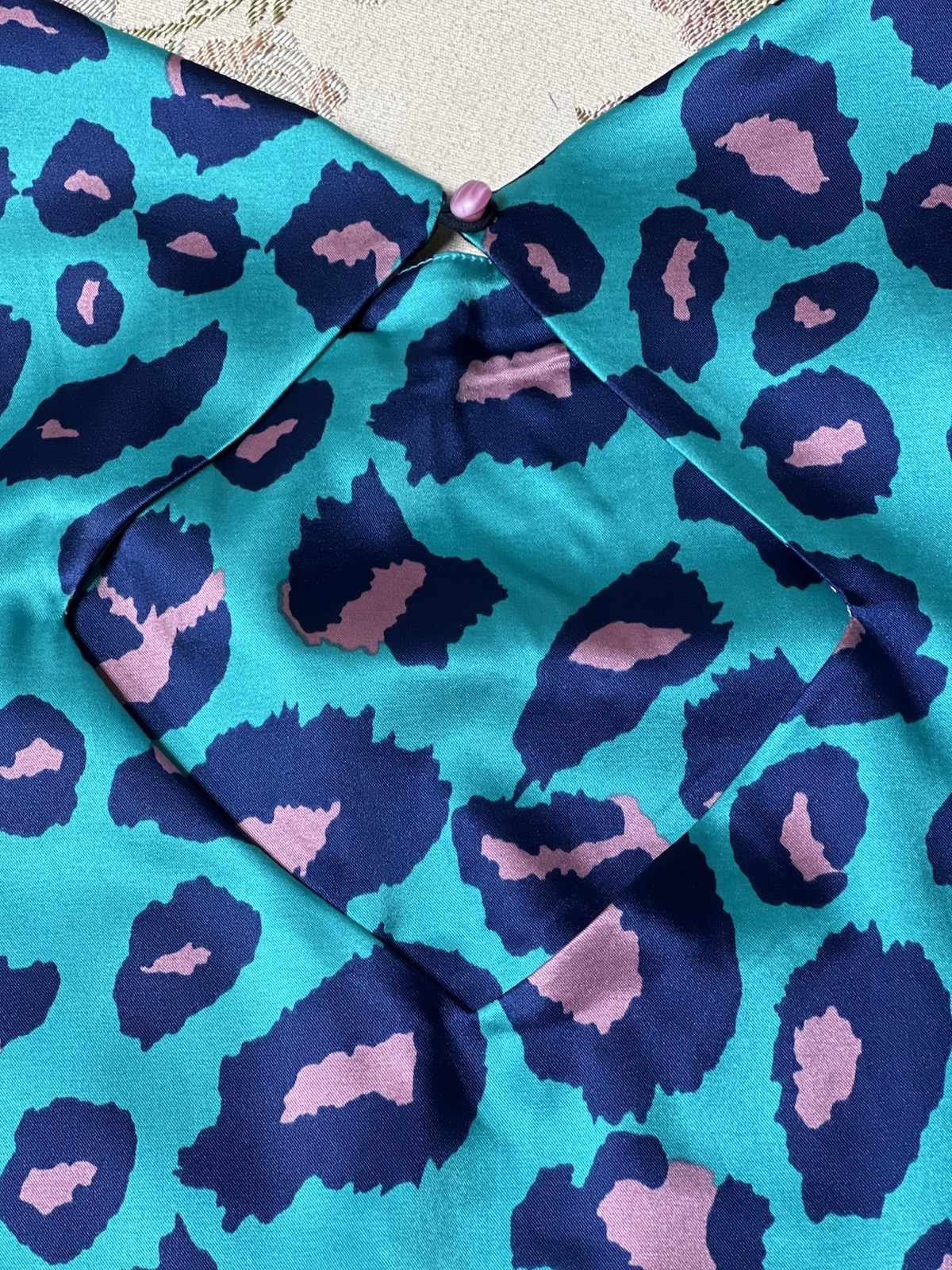 Tracy Negoshian Women’s Teal Long Sleeve Leopard Satin Blouse Size XSmall