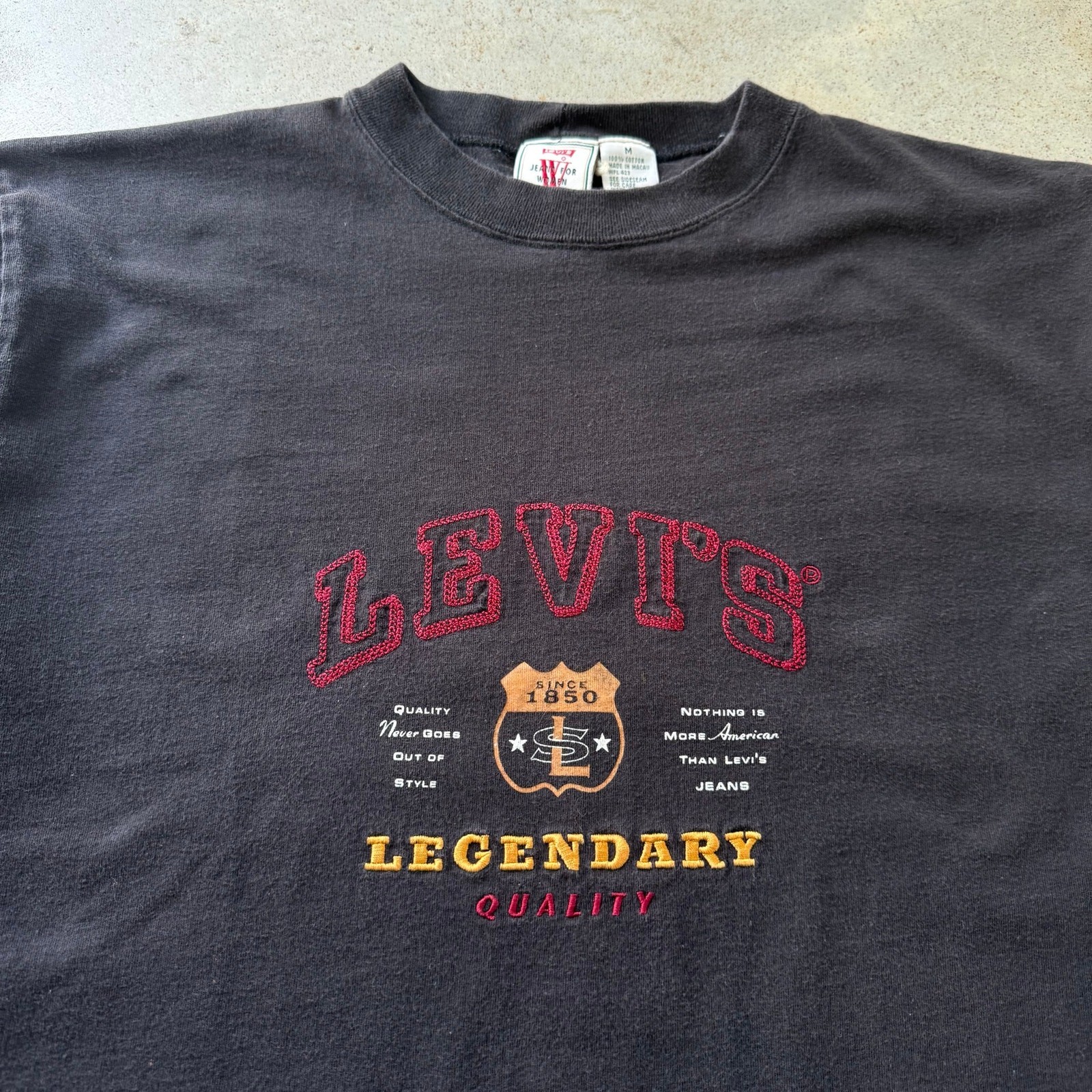 Vintage 90’s Levi’s Embroidered Logo Classic Retro Women’s T-shirt Size Medium