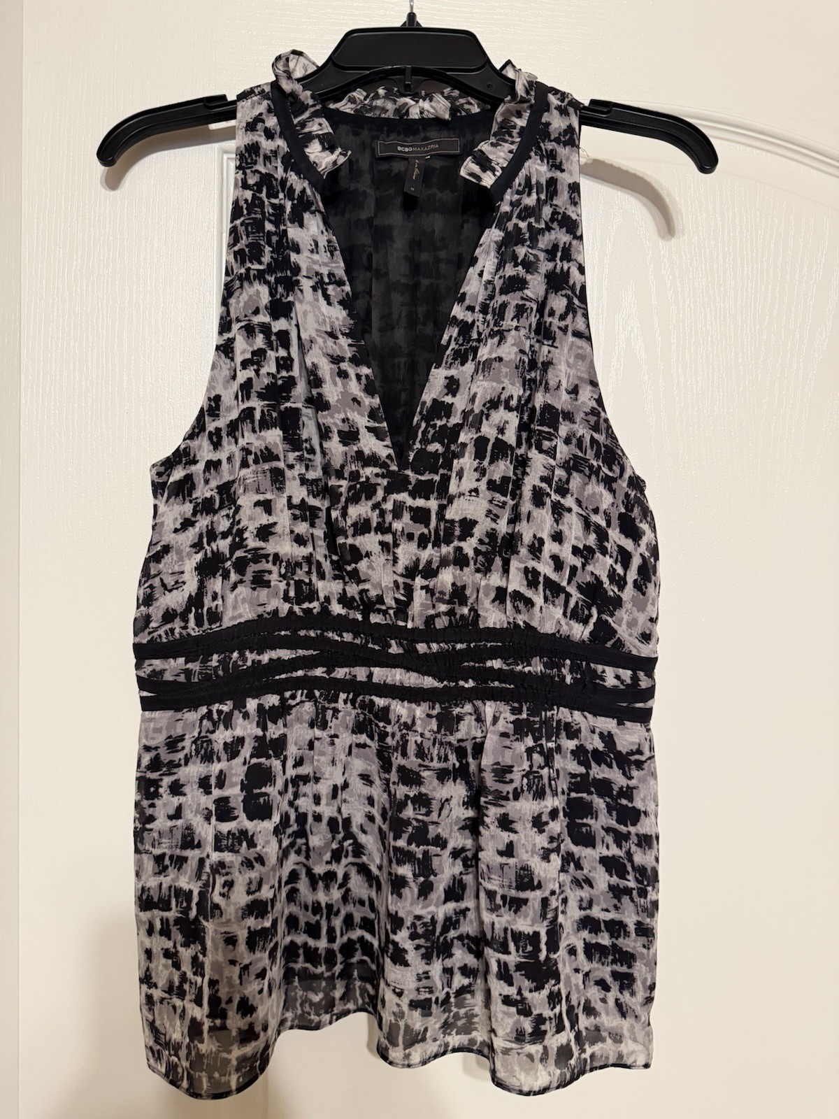 BCBG Sleeveless 100% Silk Snake Print Top Size M – EXCELLENT Condition
