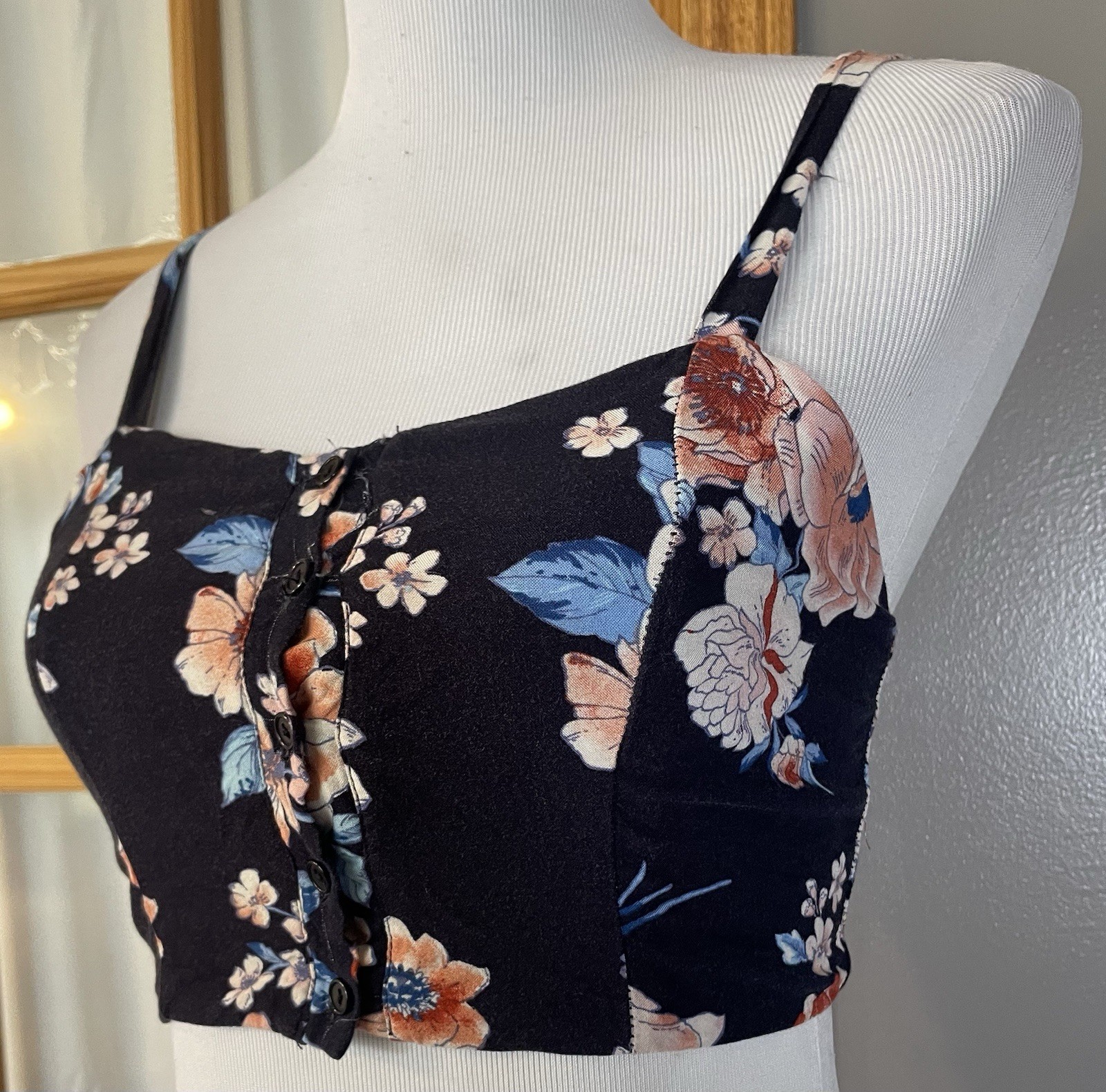 1+ FREE L’Atiste Crop Tank Top Women’s Sz S Flowers Stars Front Buttons Modern