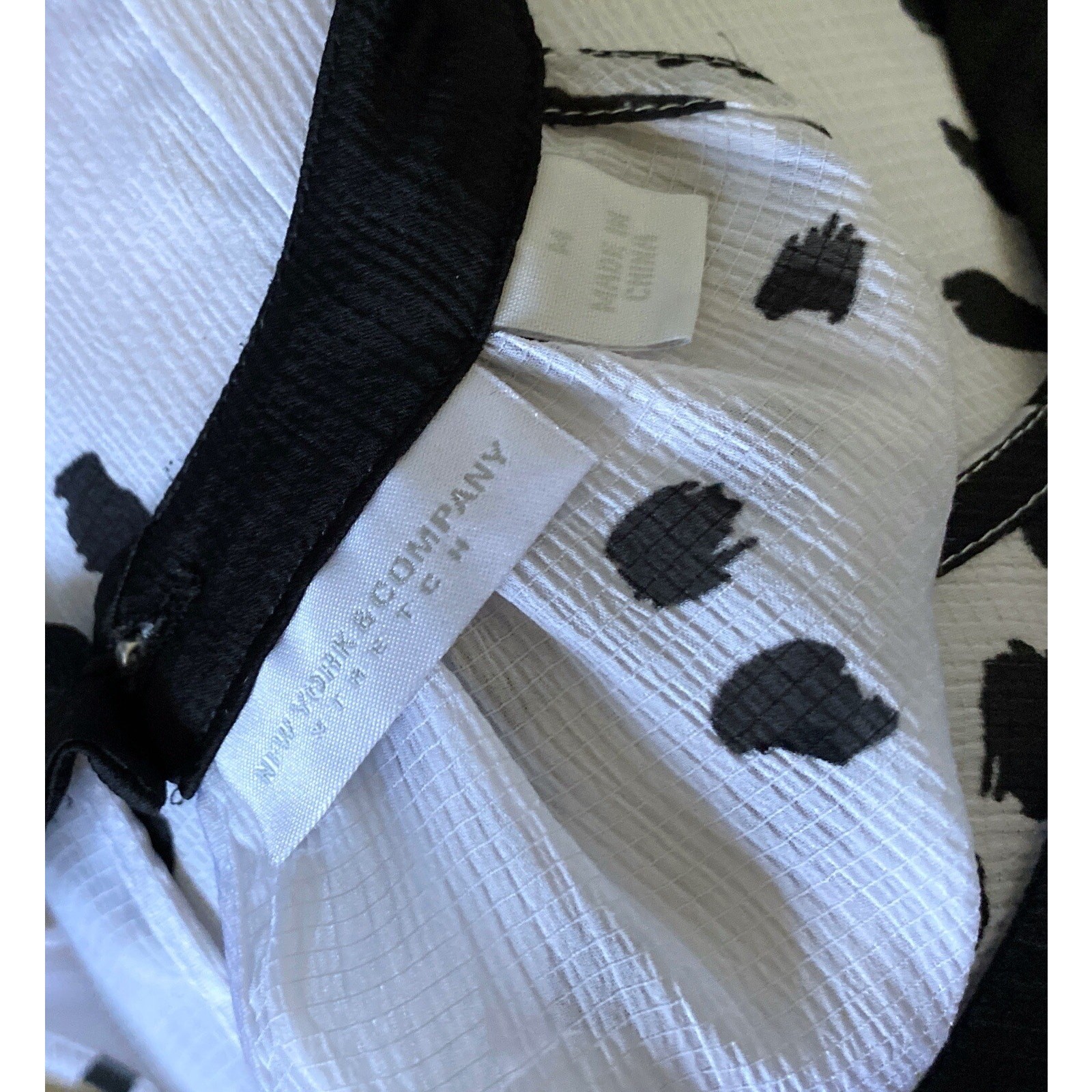 New York & Company Medium Black White Sheer Sleeveless Keyhole Neck Blouse Top