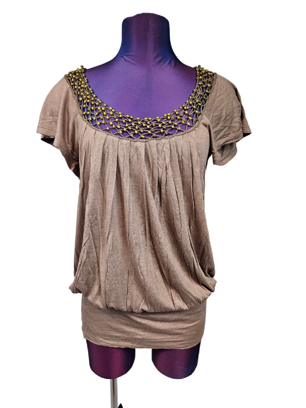 TwentyOne Taupe Beaded Crochet Neck Open Back Tee Shirt Size Small Women’s G67