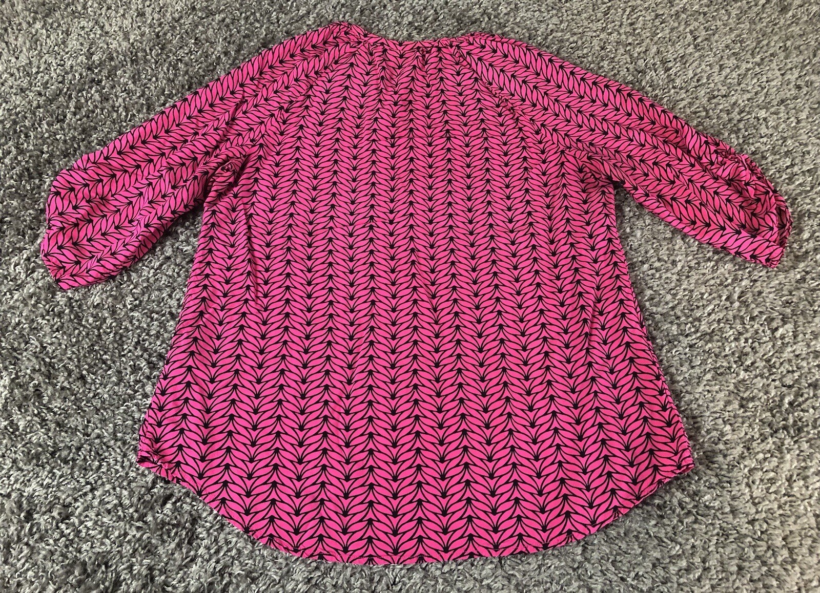 Kaari Blue 3/4 Sleeve Top Womens Medium Pink Black V-Neck Gold Tone Buttons