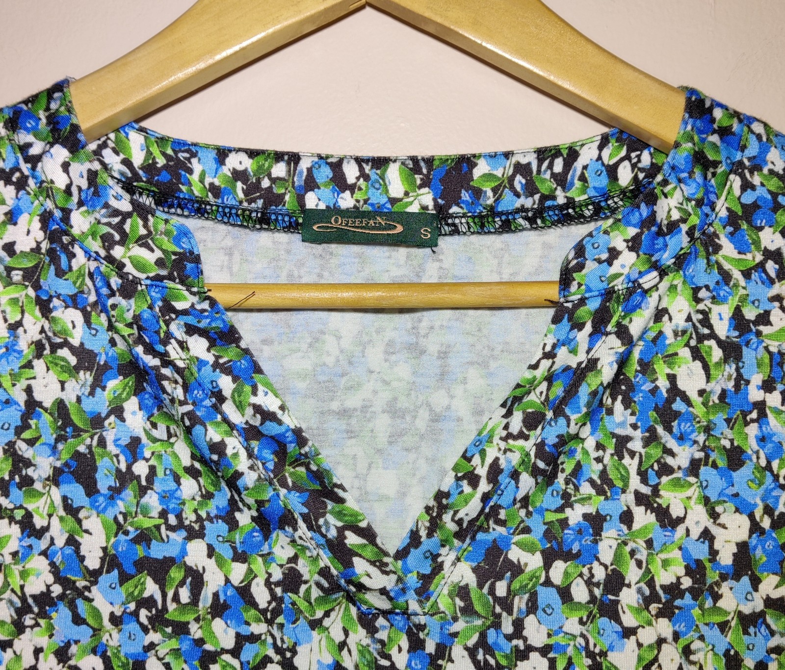 OFEEFAN Women’s (Size Small) Floral Long Sleeve V-Neck Shirt Polyester Stretch