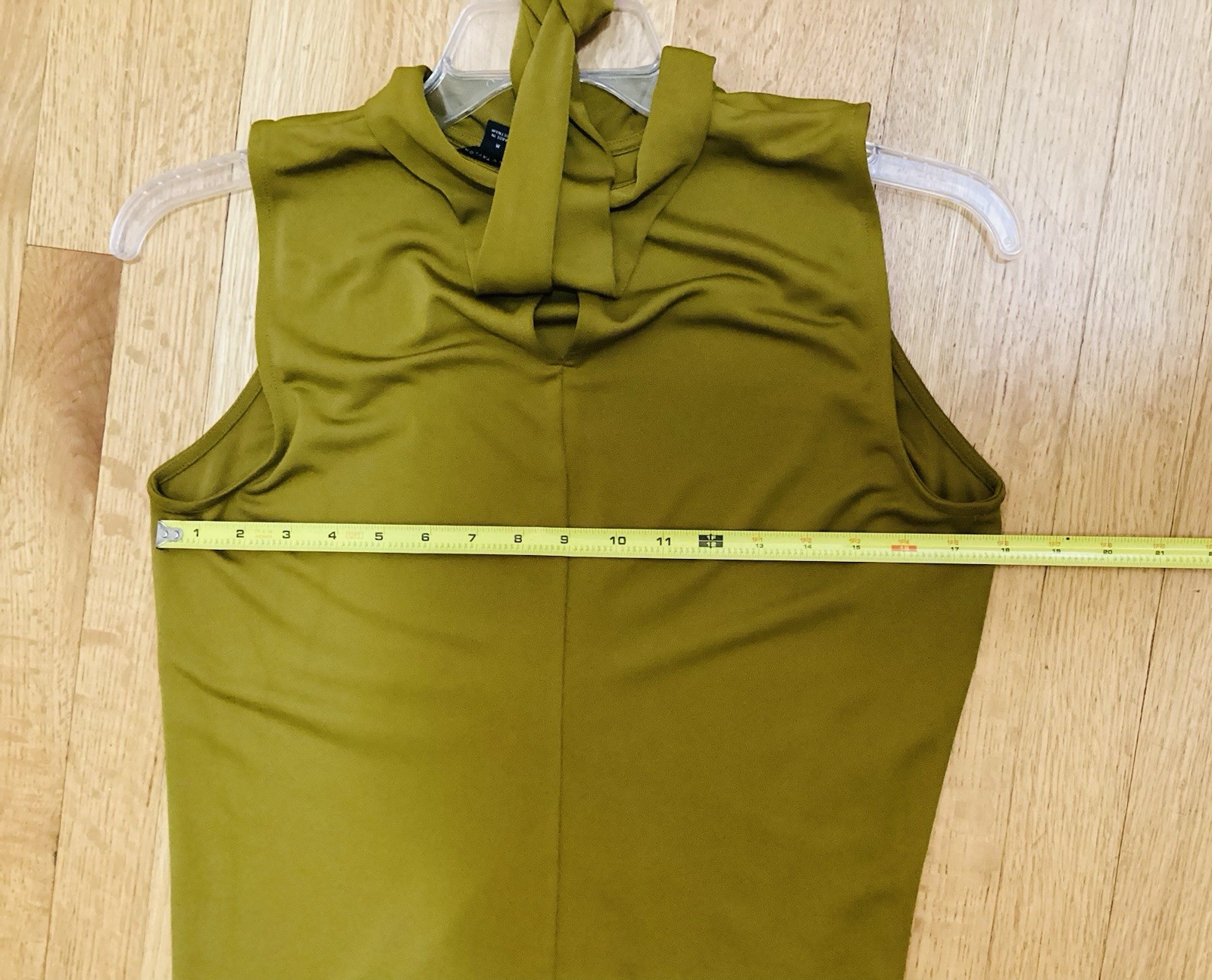 Ann Taylor Olive Solid Tie-Neck Sleeveless Knit Stretch Blouse Womens M