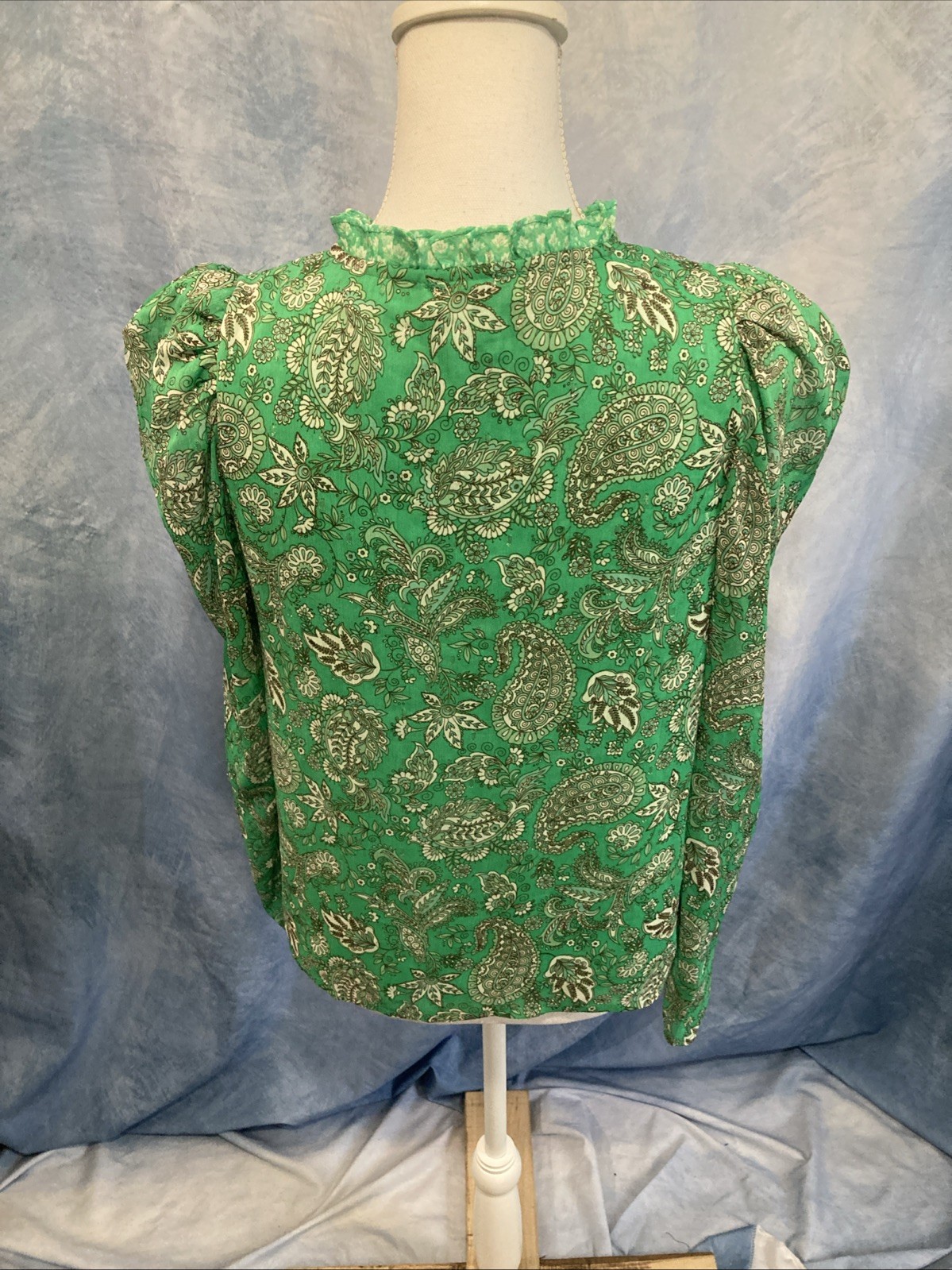 Cupcakes & Cashmere Green Paisley Ruffle Blouse Top XS EUC Puff Sleeve Tie Neck