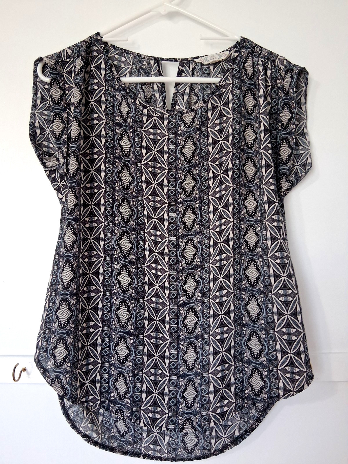 Sz M black, tan, light blue geo print sleeveless blouse by Pink Rose. Excellent