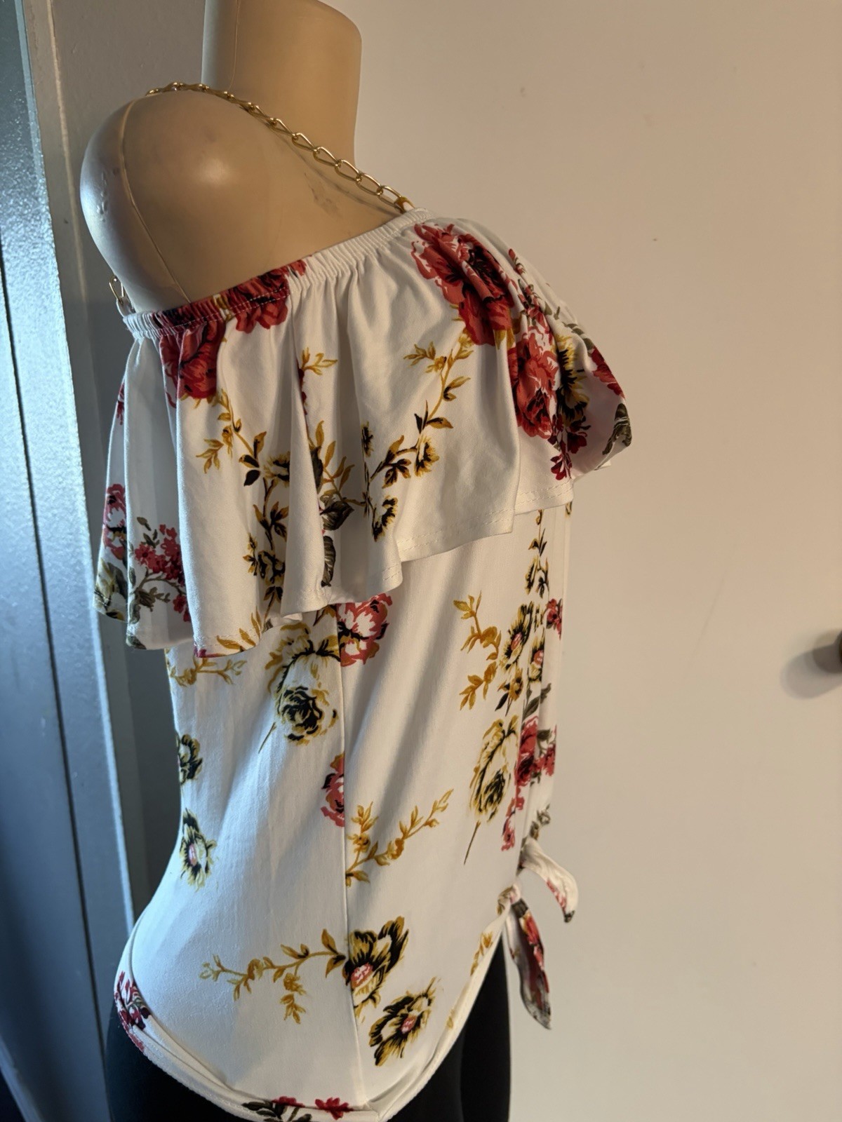 Top Fashion of NY Women’s M Off Shoulder Floral Ruffle Chain Strap Knit Top
