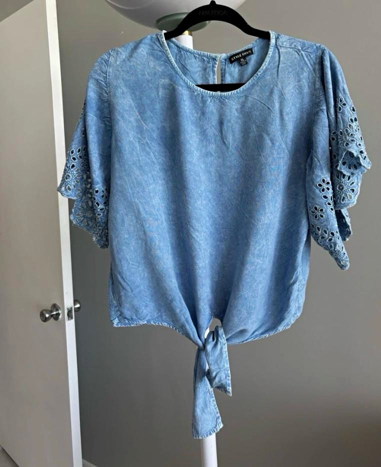 Style Envy Women’s Blue Solid Eyelet Tie Round Neck Flutter Sleeve Blouse XL
