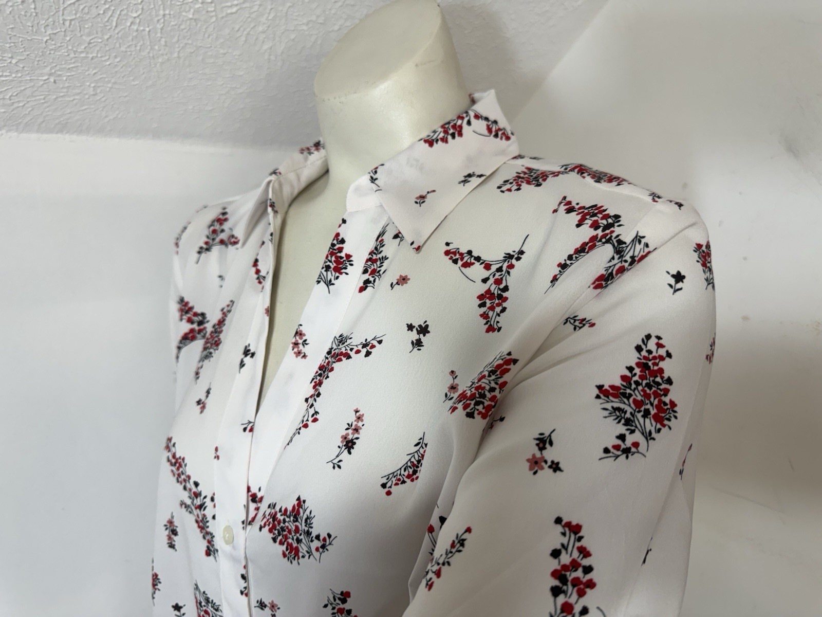 Ann Taylor Womens Medium New Blouse White Red Black Flowers V neck Button Front