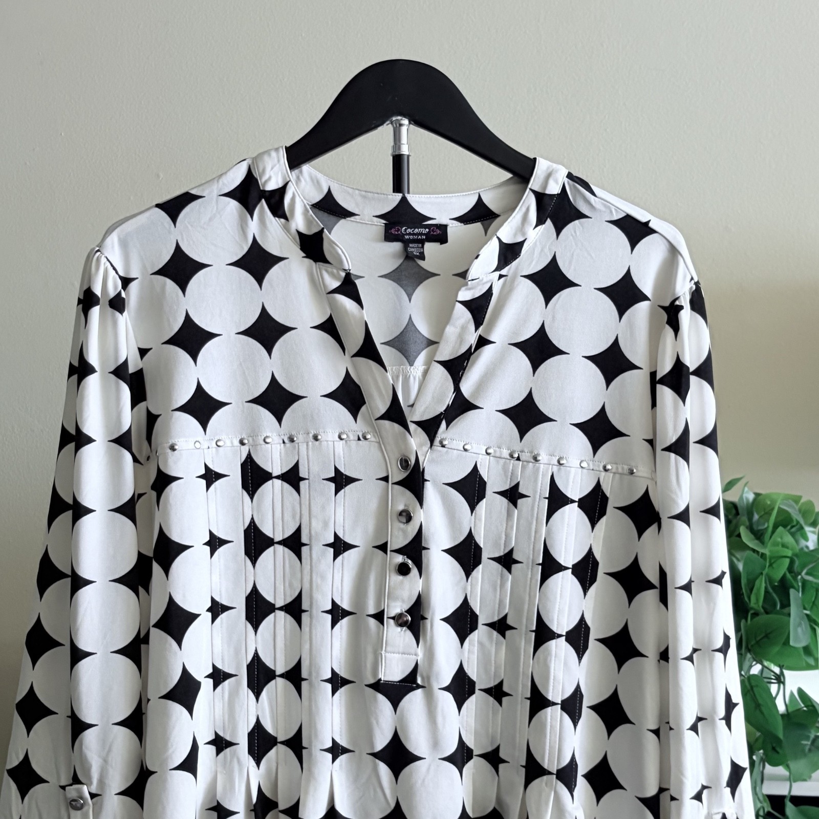 Cocomo Women Plus 2X Blouse Tunic Black White Geometric Studded Roll Tab Sleeve