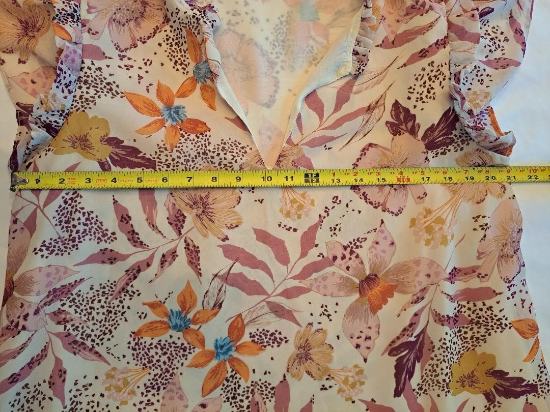 Gibsonlook Split Neck Flutter Sleeve Blouse in Plum Garden Print, size XL