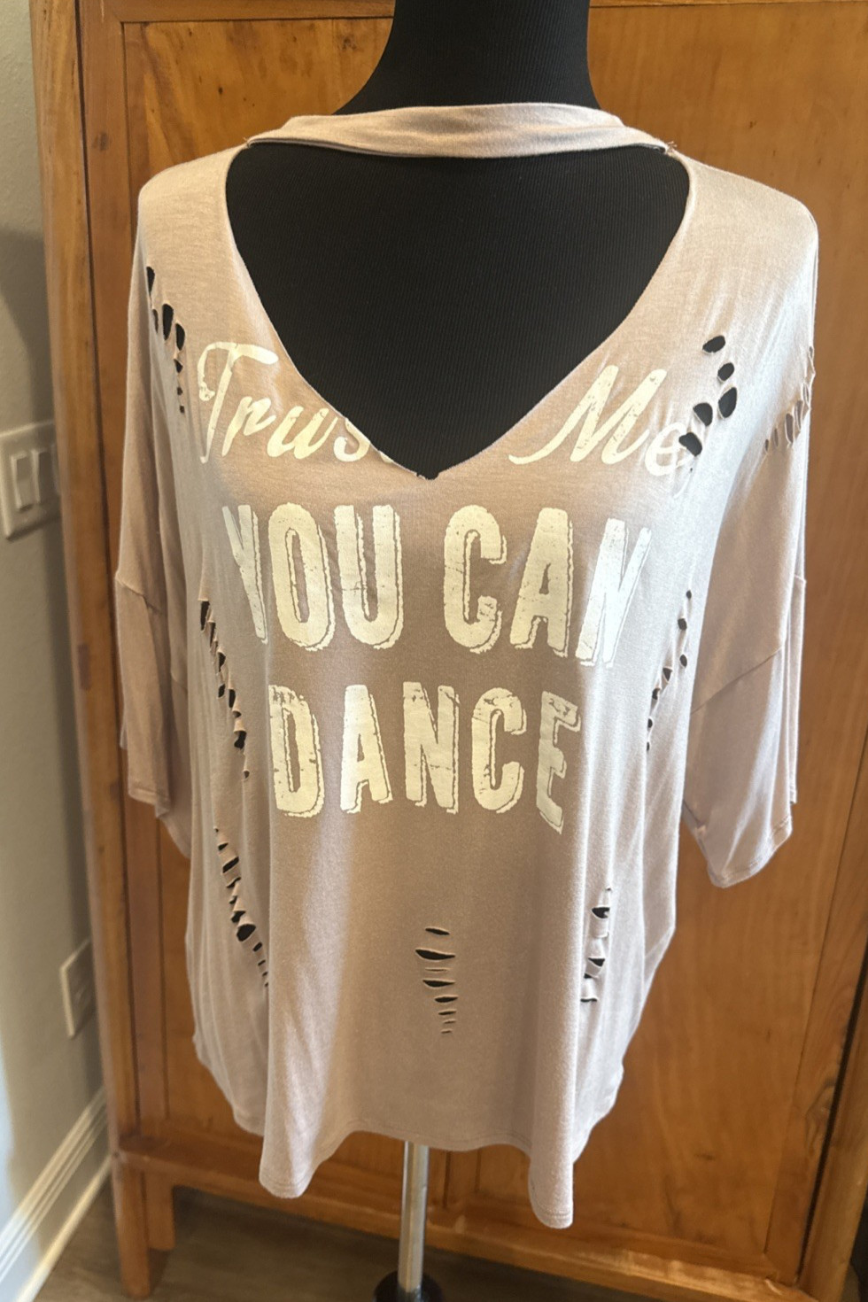 Seductions by Sirens Women’s “Trust Me You Dance” Tee Pink LARGE NWT