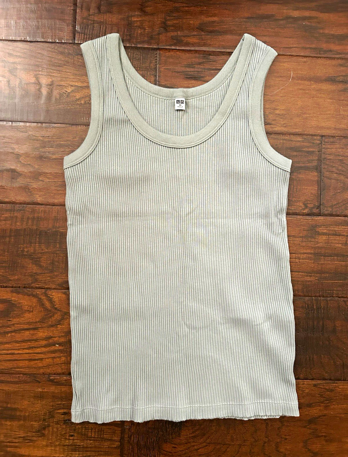 Uniqlo Women’s Gray Ribbed Knit Tank Top S Scoop Neck Sleeveless Stretch