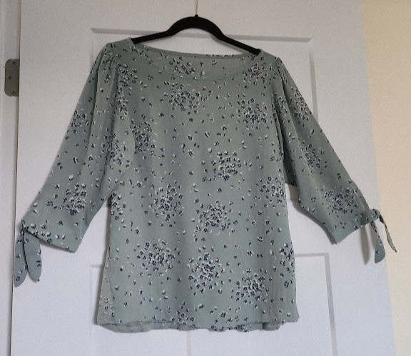 Light green background floral top size MP, 3/4 tie sleeves, boatneck