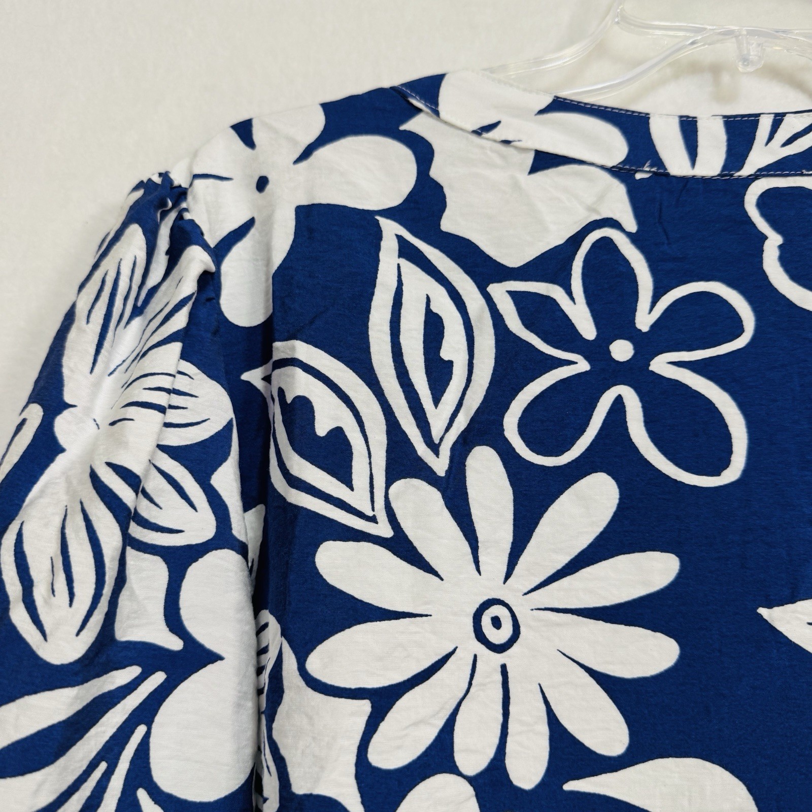 Como Black Women’s Floral Lace Blouse Size L Blue White Long Sleeve Button NWT