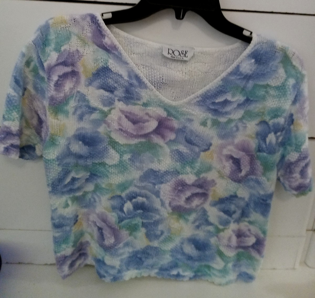 ROSE White Blue Purple ROSE Women Size Medium M V-Neck Short Sleeve KNIT Top USA