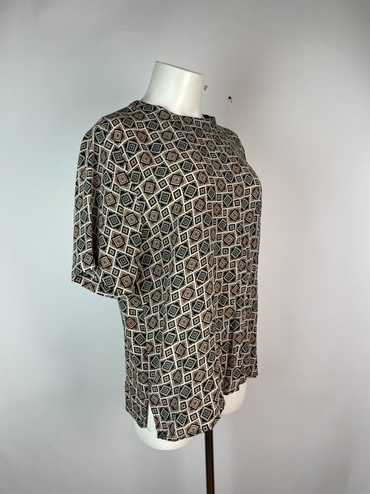 QUO-Silk Vintage 100% Silk Geometric Print Short Sleeve Crew Neck Blouse Size M