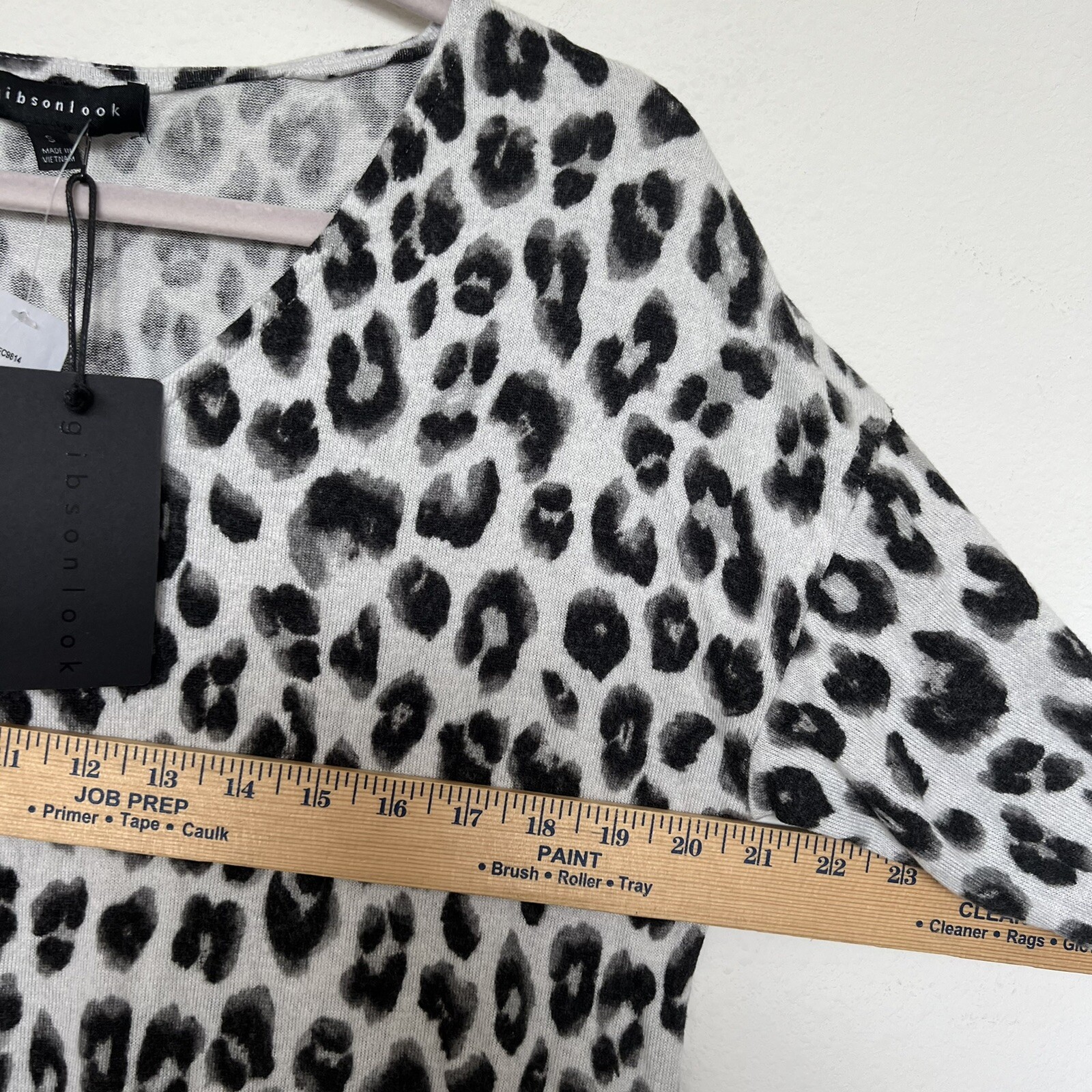 NWT GIBSONLOOK Fleece Sweater Ivory Black Animal Print V-Neck Top Small Womens