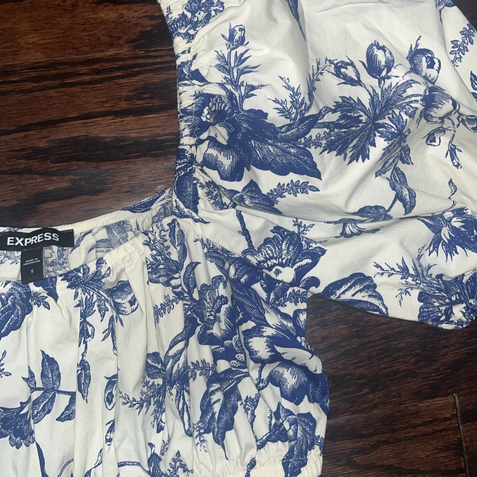 Express Top Puff Sleeve Blue Print On White Sz S