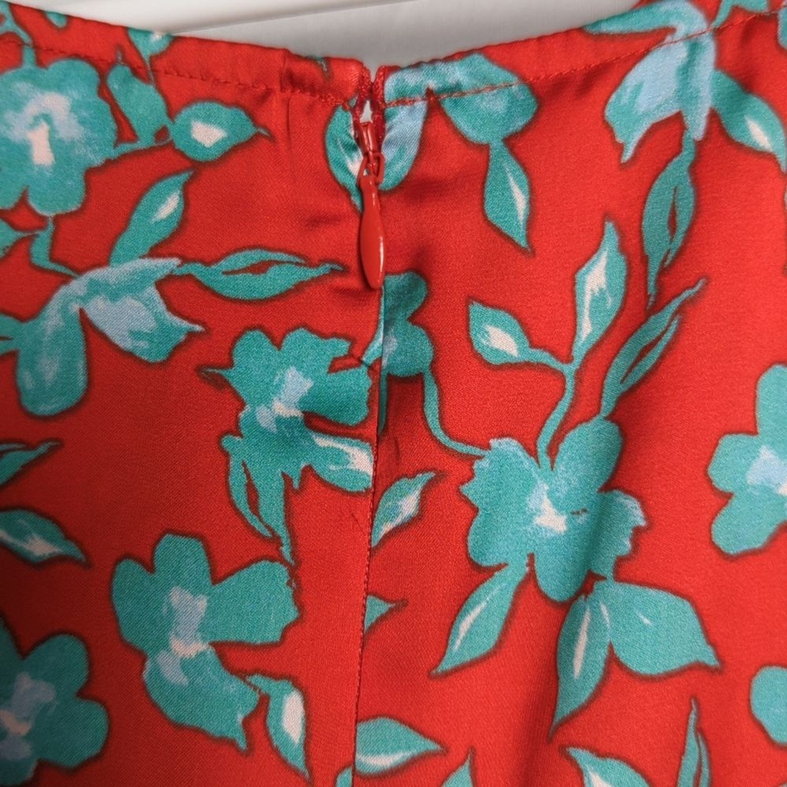 Love Whit Women’s L Crop Top Red Floral Satin Twist Front Long Sleeve NWT