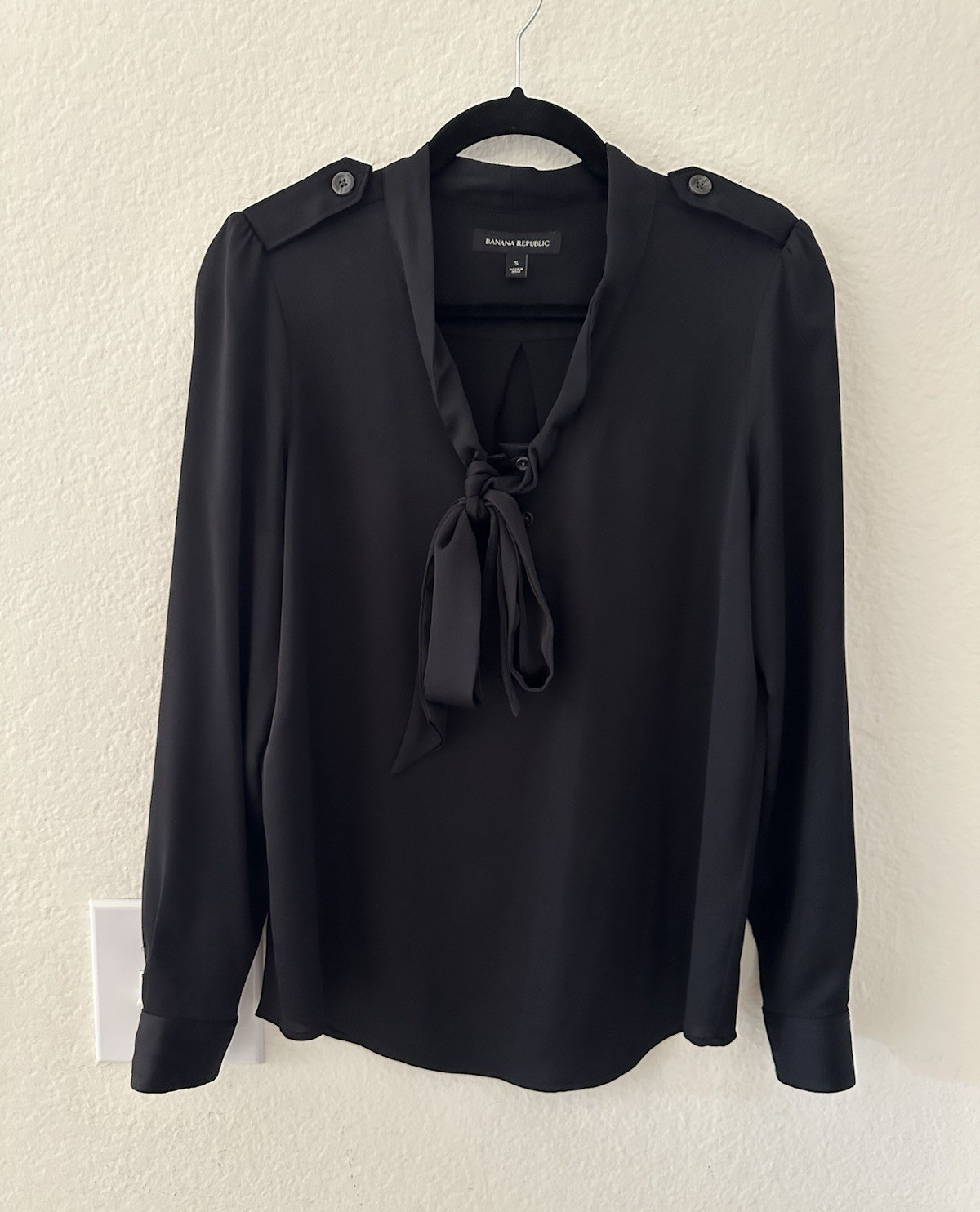 Banana Republic Women’s Black Chiffon V-Neck Tie Neck Long Sleeve Blouse