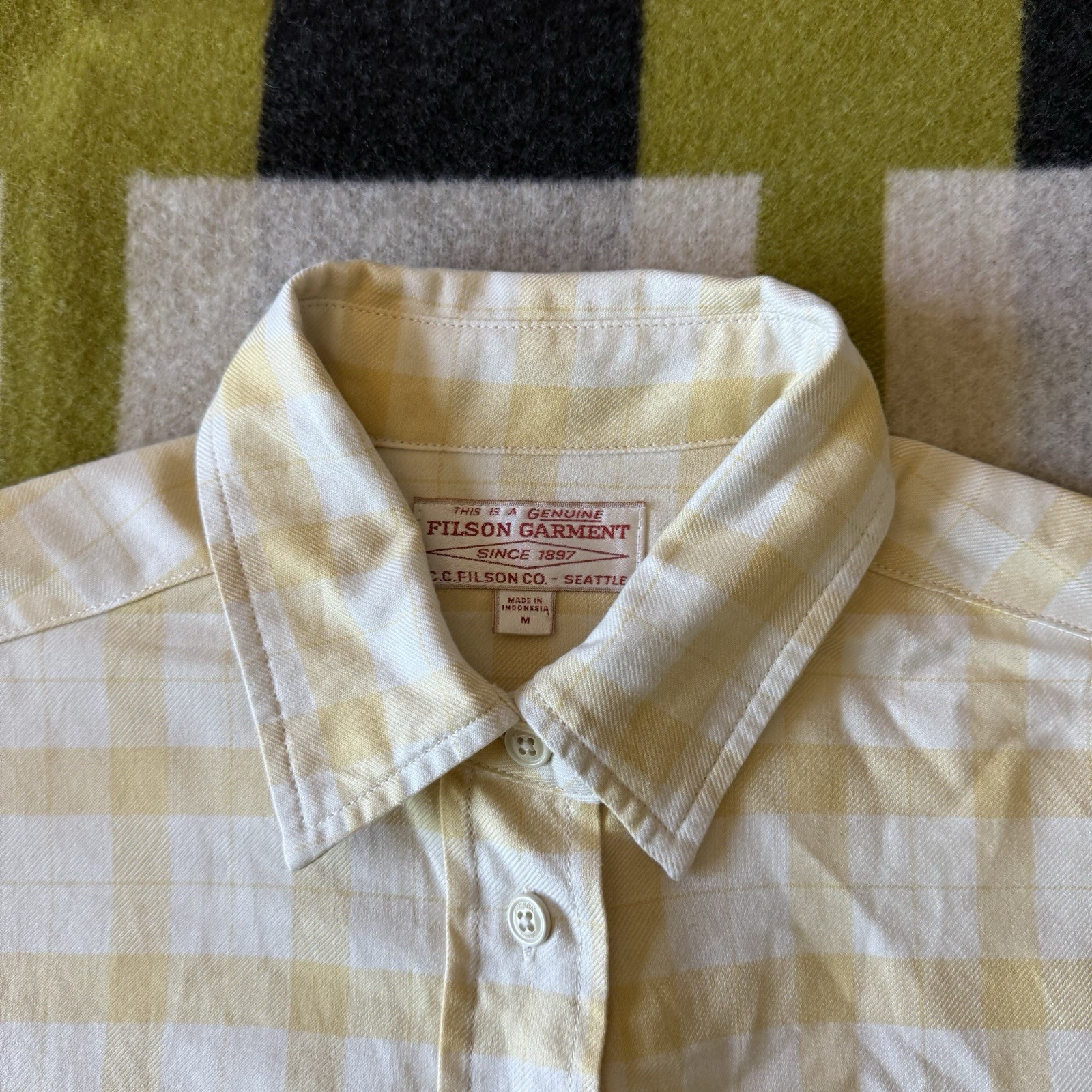 CC Filson Women’s Light Weight Alaskan Guide Flannel Shirt Medium Canary Yellow