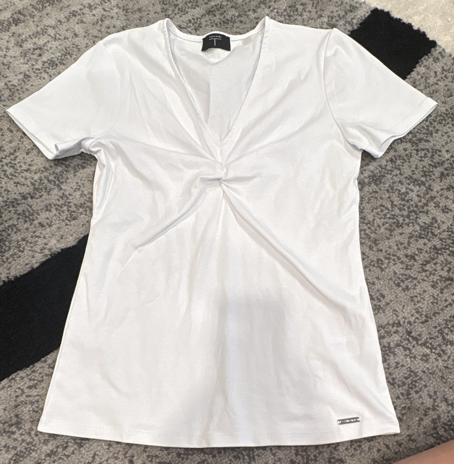 Tahari Women’s White Solid Knit Twist Front V-Neck Short Sleeve T-Shirt, S/P