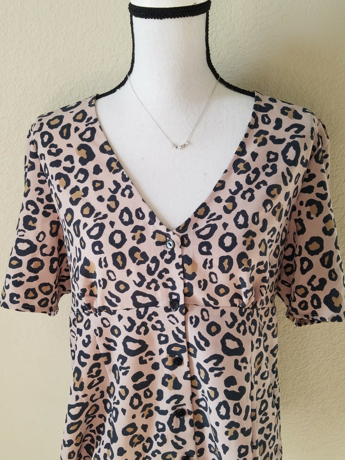 SANCTUARY Beige & Black Leopard Print Short Sleeve V Neck Blouse**Size XS**NEW**