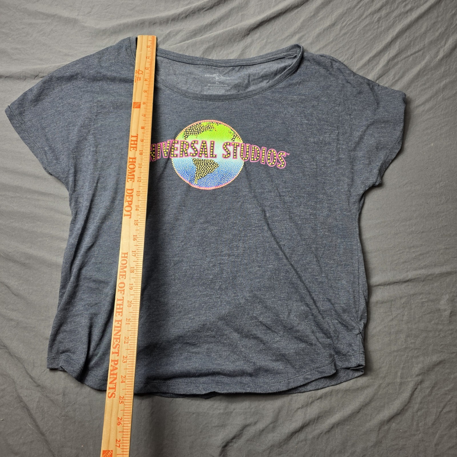 Universal Studios women’s tshirt gray globe XL