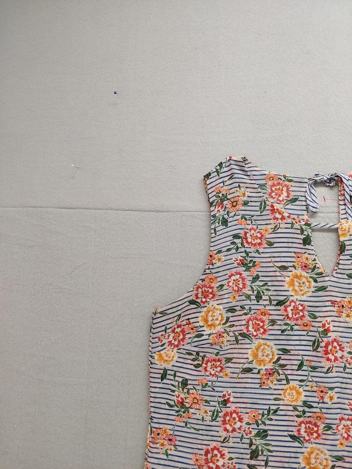 Cabi Women Blouse Top M Multicolor Floral Sleeveless Keyhole Neck Lined Casual