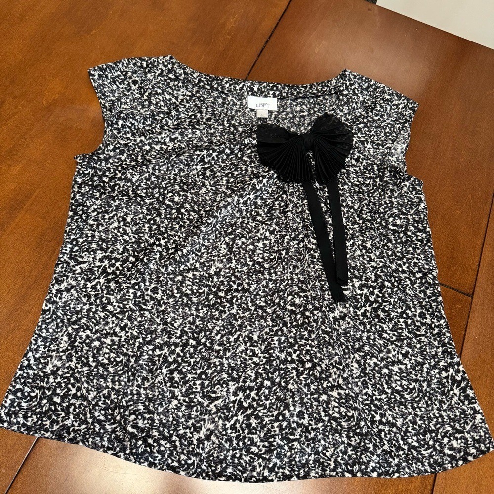Ann Taylor Loft Black & White Patterned Blouse With Asymmetrical Bow Detail XL