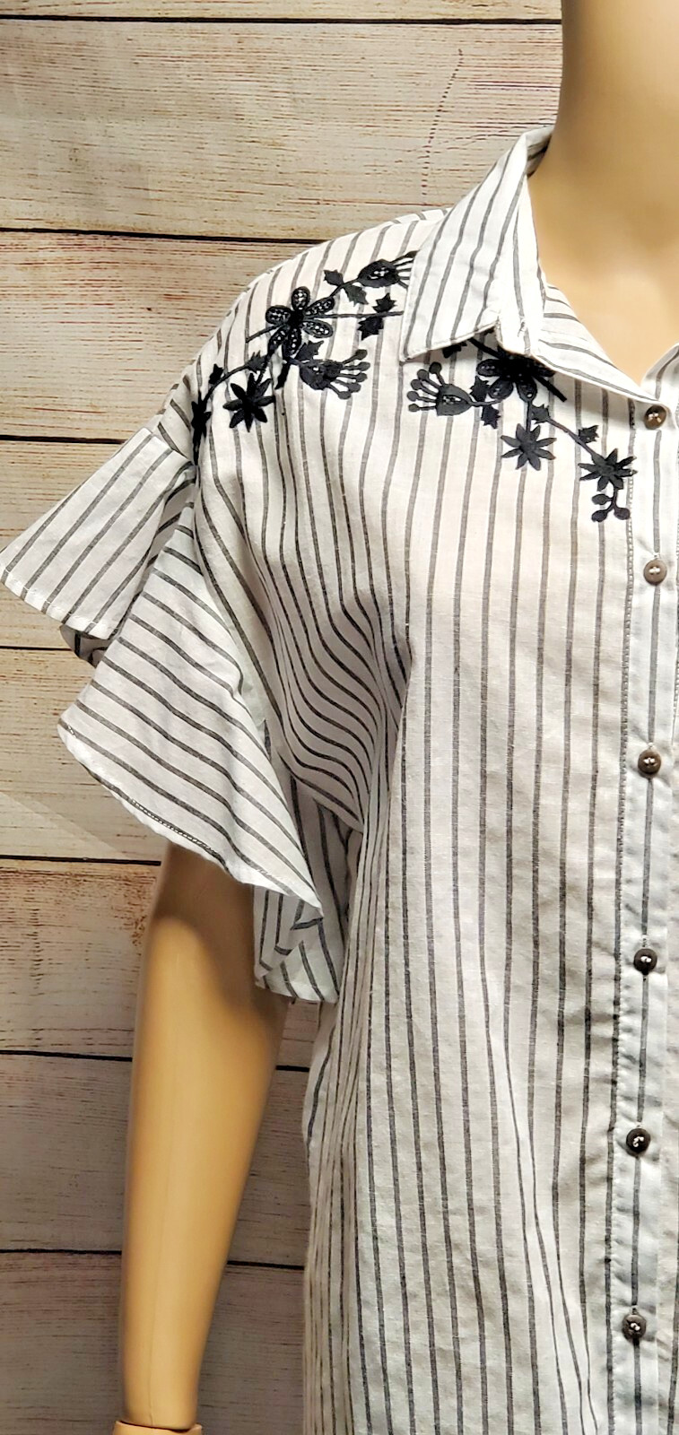 NWT M VERY J WHITE BLACK GRAY STRIPE BUTTON DOWN COLLARED FLUTTER FLORAL TOP