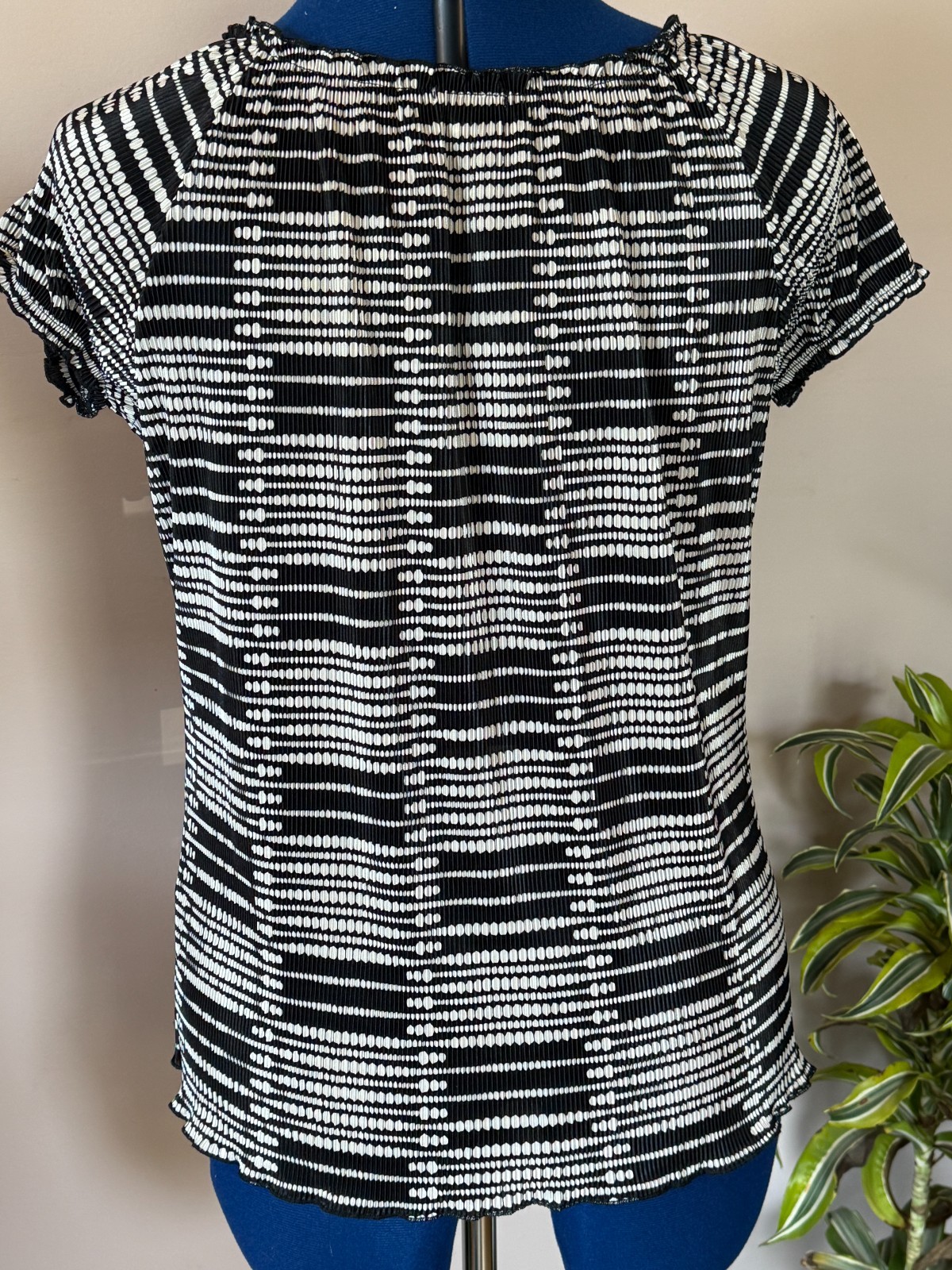 NICOLA Women’s XL Geometric black & white Short Sleeve over blouse stretchy