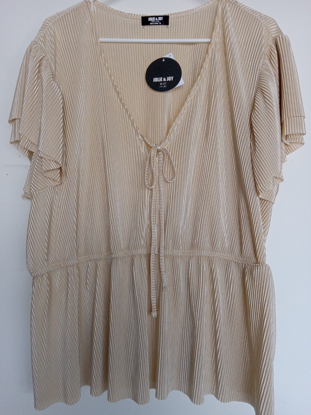 NWT’s Plus 3X beige ribbed blouse, elastic waist, v-neck with tie. see photos