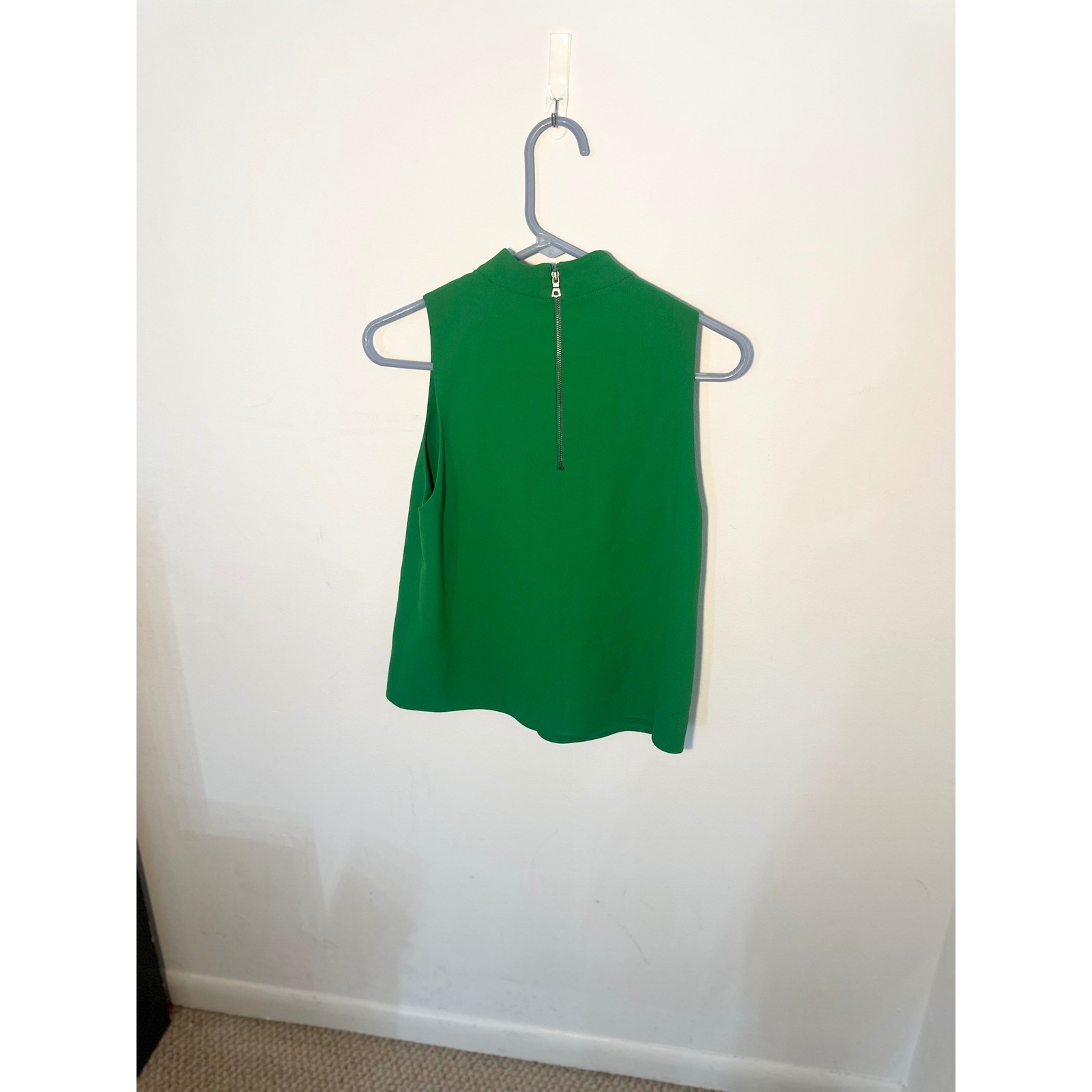 Alice + Olivia Green Mock Neck Sleeveless Top Exposed Back Zipper Shell Sz 2